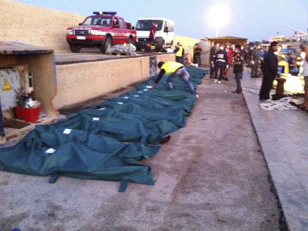 Cadáveres de inmigrantes fallecidos en Lampedusa, Italia