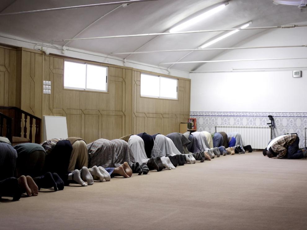 Varios musulmanes rezan en la mezquita el barrio Oliver de Zaragoza.