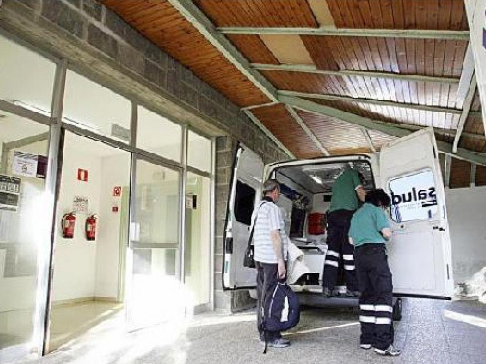 Imagen de archivo de una ambulancia en la puerta del servicio de urgencias del Hospital de Jaca.