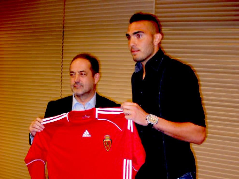 Roberto llega traspasado y ha firmado por cinco temporadas.