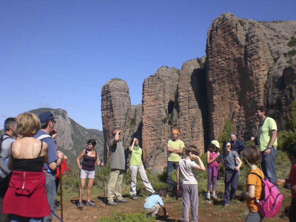 Un grupo de participantes en el programa, ante los mallos de Riglos.