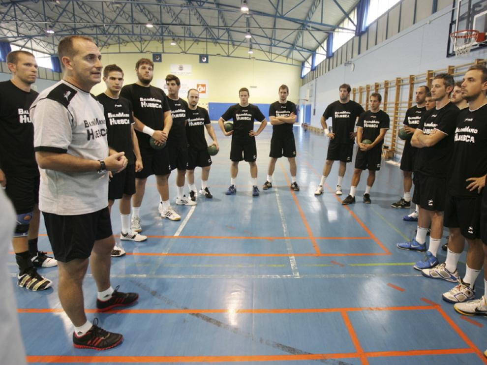 Nolasco se dirige a la plantilla en el primer entrenamiento vespertino de la temporada.