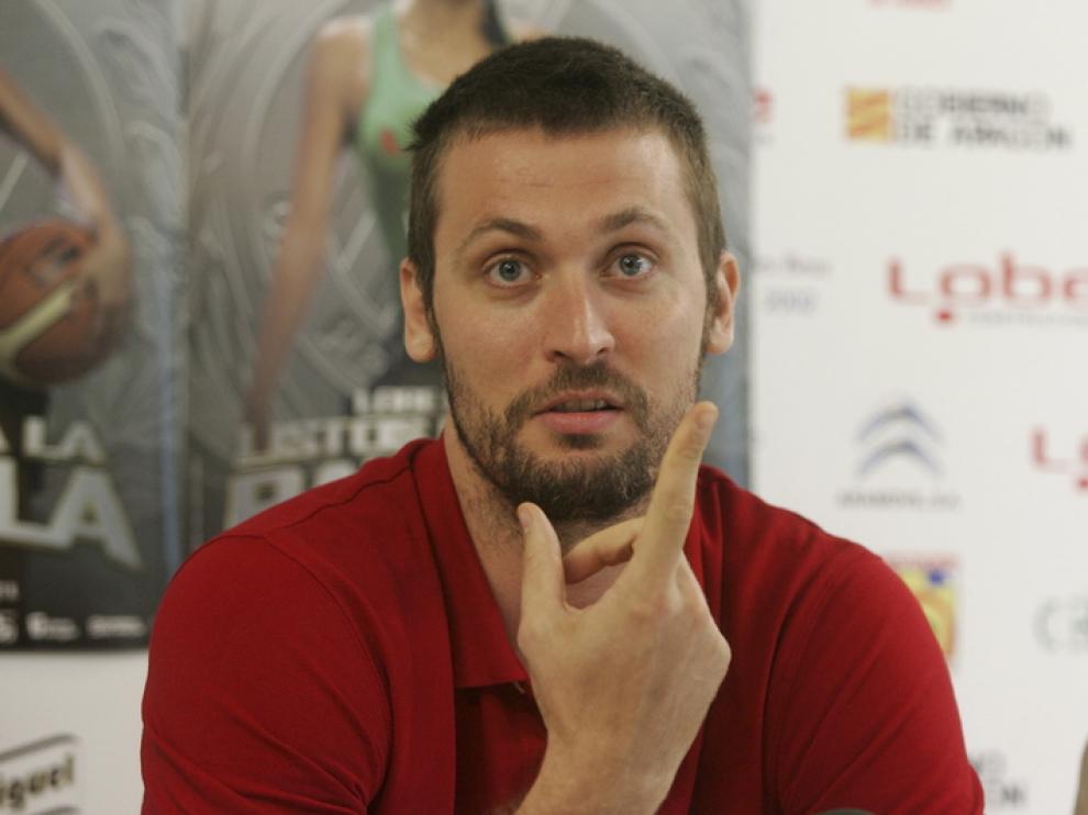 Miguel Alberto Montañana, ayer, durante la rueda de prensa que sirvió para presentarle como nuevo jugador del Lobe Huesca.