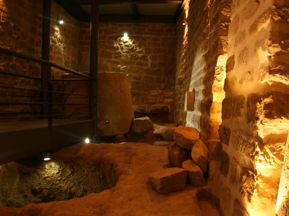 Una gran pieza de piedra con desagüe.
