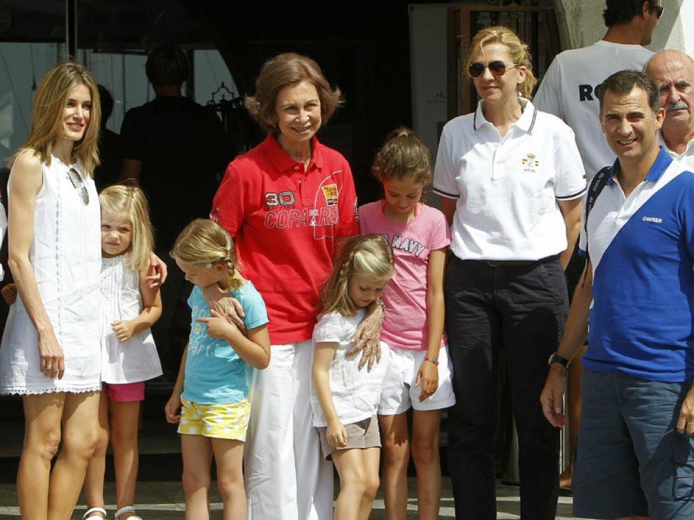 Las infantas, rodeadas de parte de la familia real en Palma de Mallorca