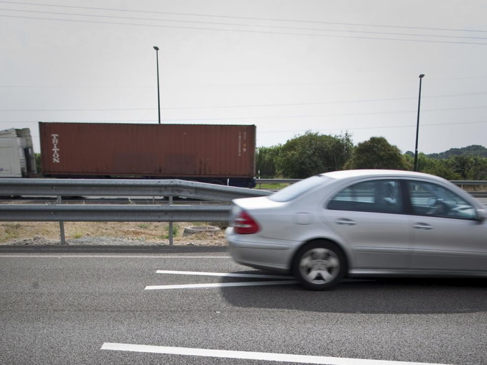 Galones para mantener la distancia de seguridad en las carreteras zaragozanas
