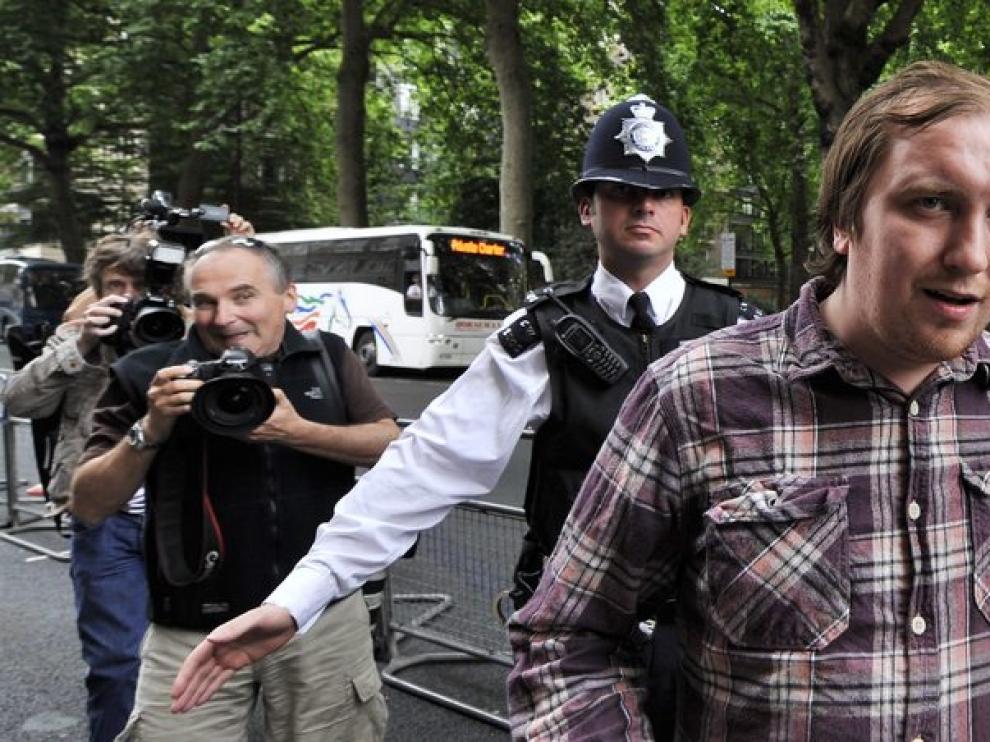 Jonathan May-Bowles (d) se presenta ante la Corte de Magistrados de Westminster