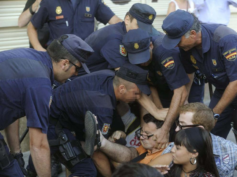 Varios policías desalojan la concentración en la Puerta del Sol
