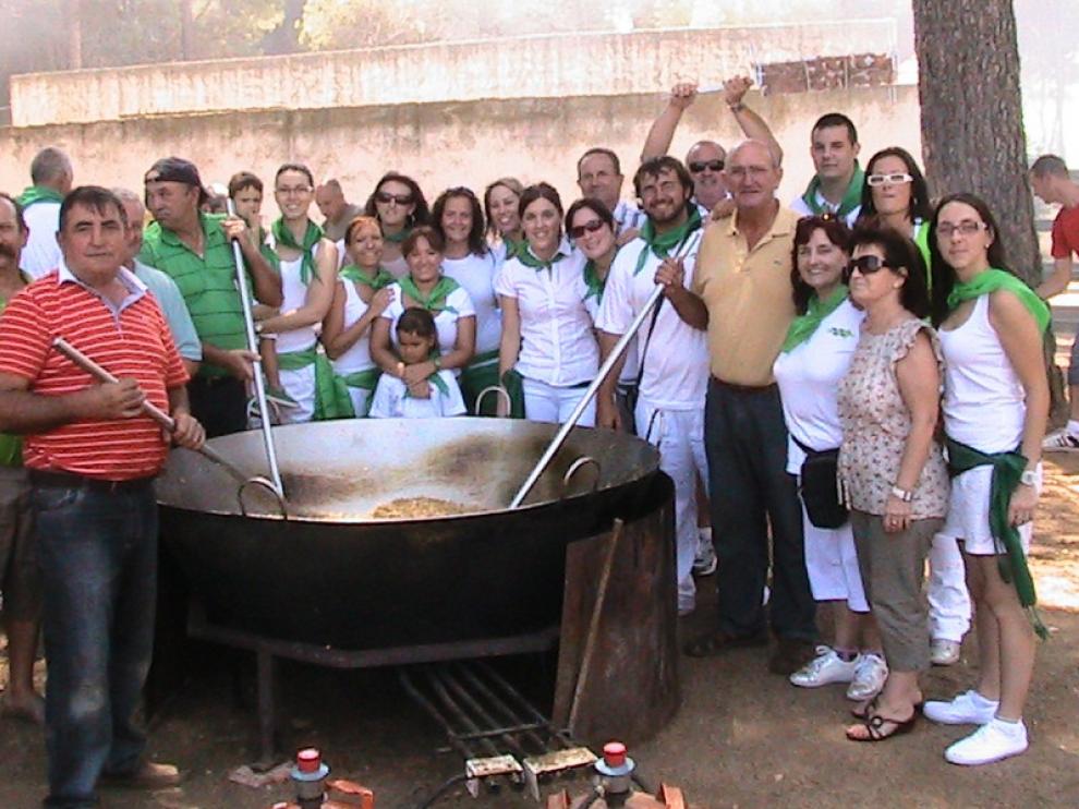 Vecinos de Bardenas disfrutan de una comida popular.