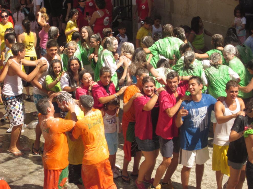 Los peñistas llenaron de color las calles del municipio.