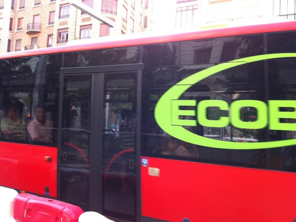 Pasajeros en un autobús de Tuzsa