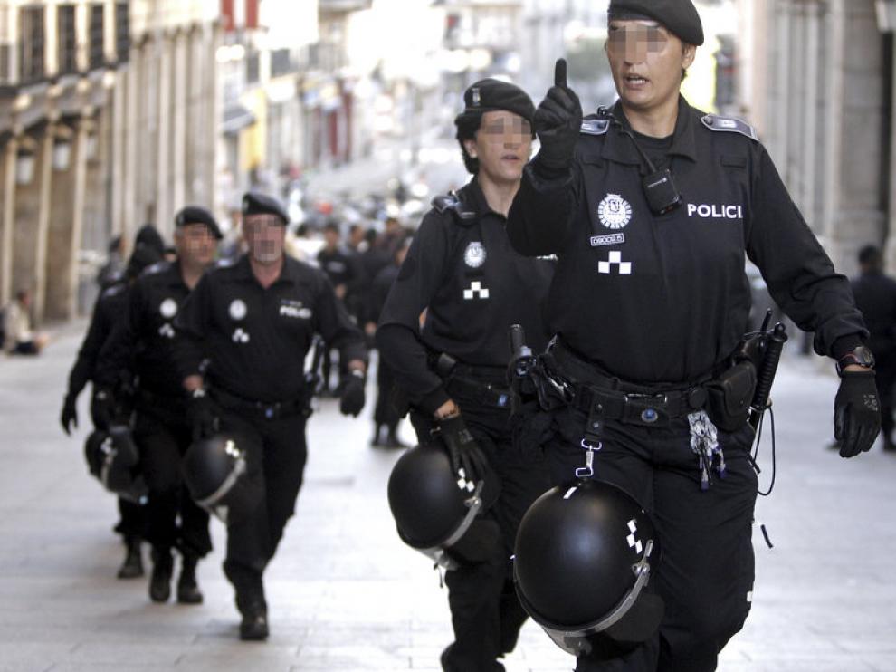 Varios policias se dirigen a la Plaza Mayor