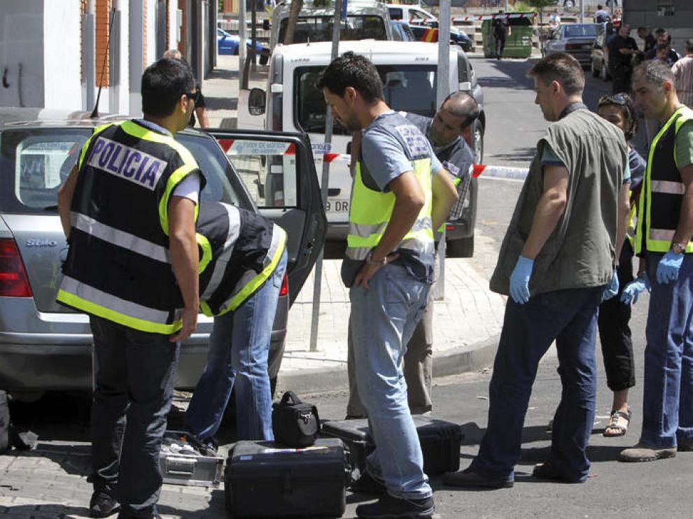 La policía científica inspecciona el lugar en busca de evidencias.