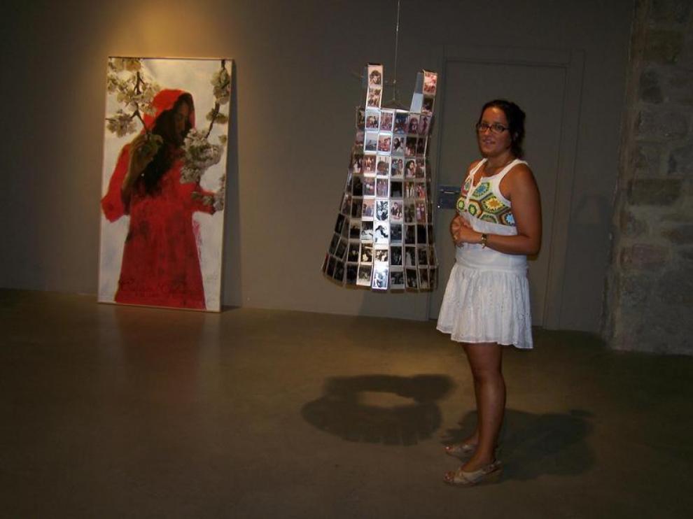 La artista grausina, Peña Marín, en la Casa Heredia junto a sus obras.
