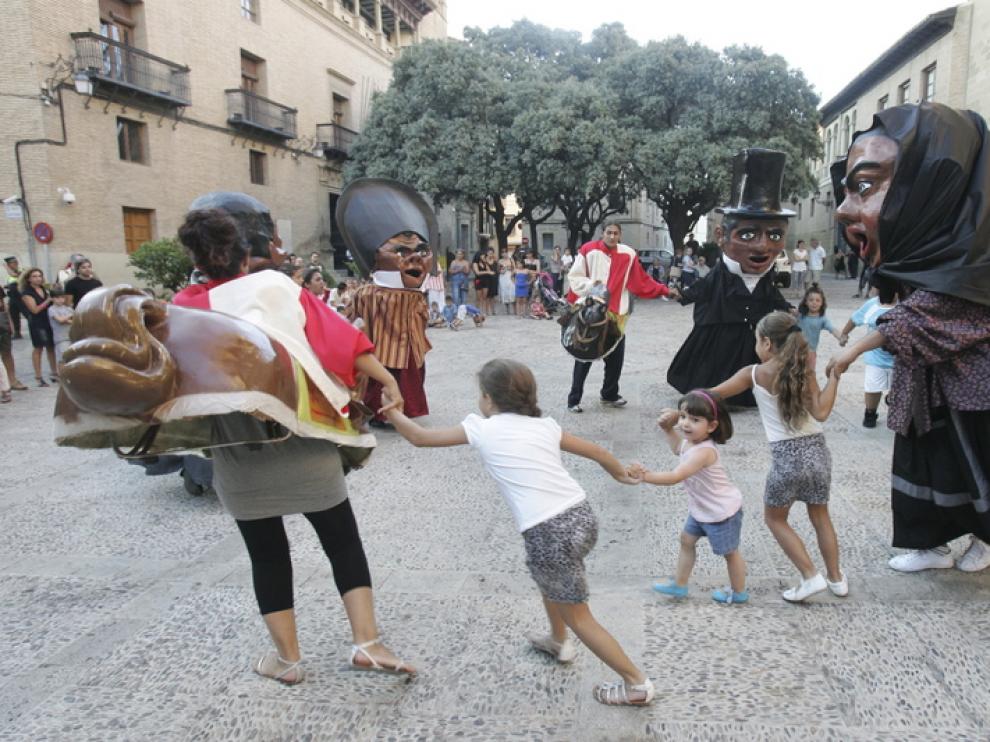 Los niños aprovecharon el ensayo de gigantes y cabezudos en la plaza de la Catedral para divertirse.