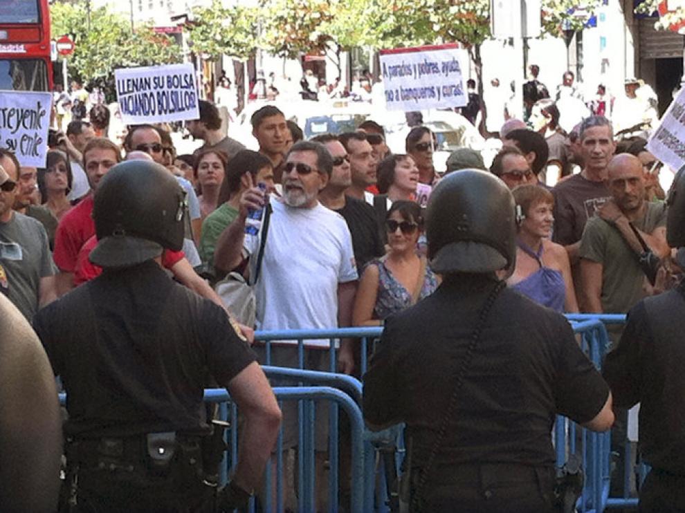 Varios agentes acordonan los acesos a la Puerta del Sol este jueves.