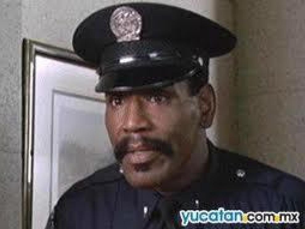 El actor Bubba Smith, en el papel del agente Hightower