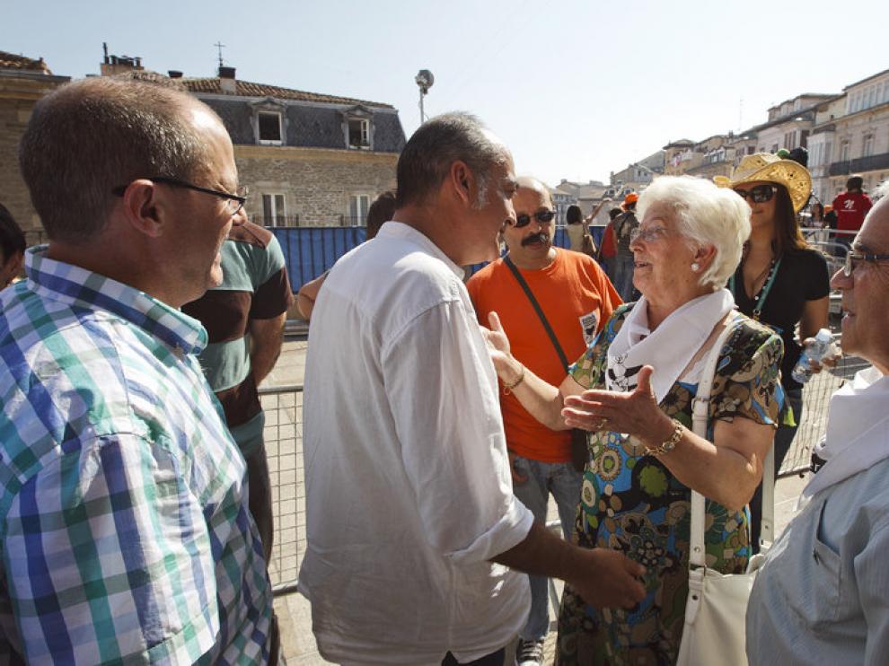 El diputado general de Gipúzcoa, Martín Garitanoy el alcalde de San Sebatián saludan a los representantes de la asociación de familiares de presos de ETA