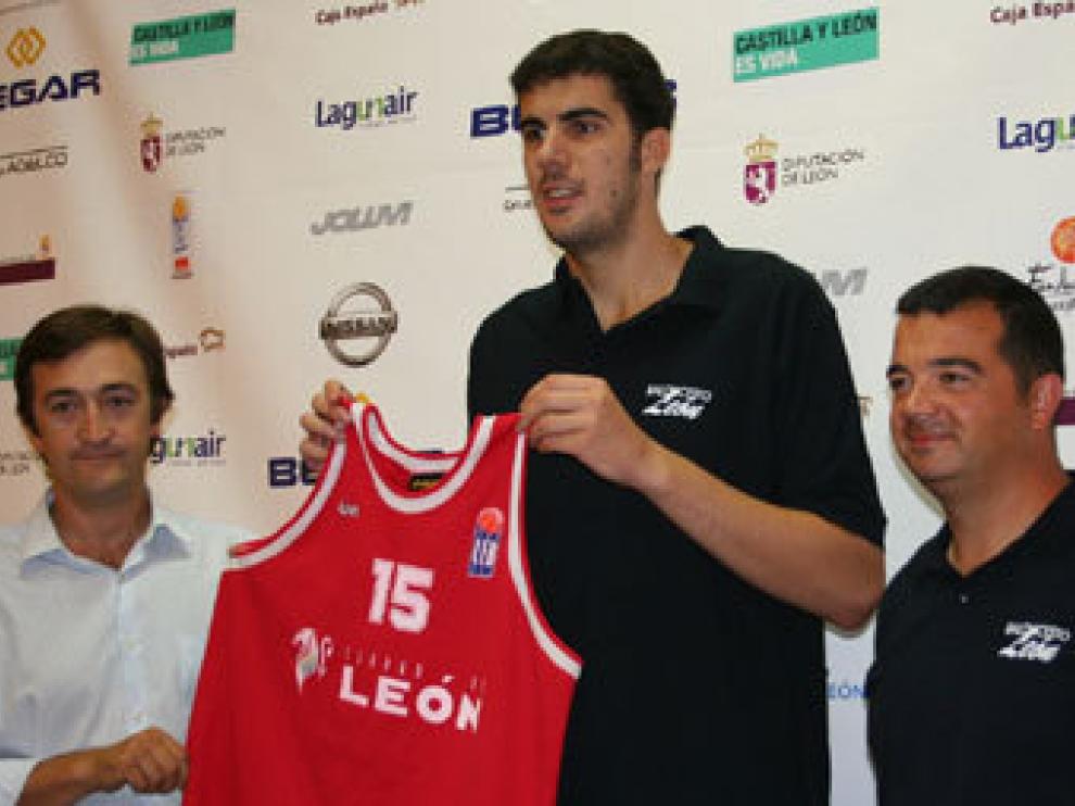 Imagen de la presentación de Fontet en el Baloncesto León