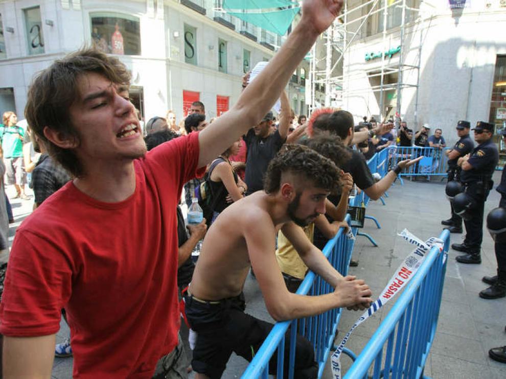 Un grupo de 'indignados' apostados en la calle de Preciados