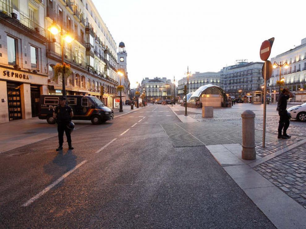 Anochece en una vacía Puerta del Sol debido a los fuertes dispositivos policiales que impiden el paso de los 'indignados'.