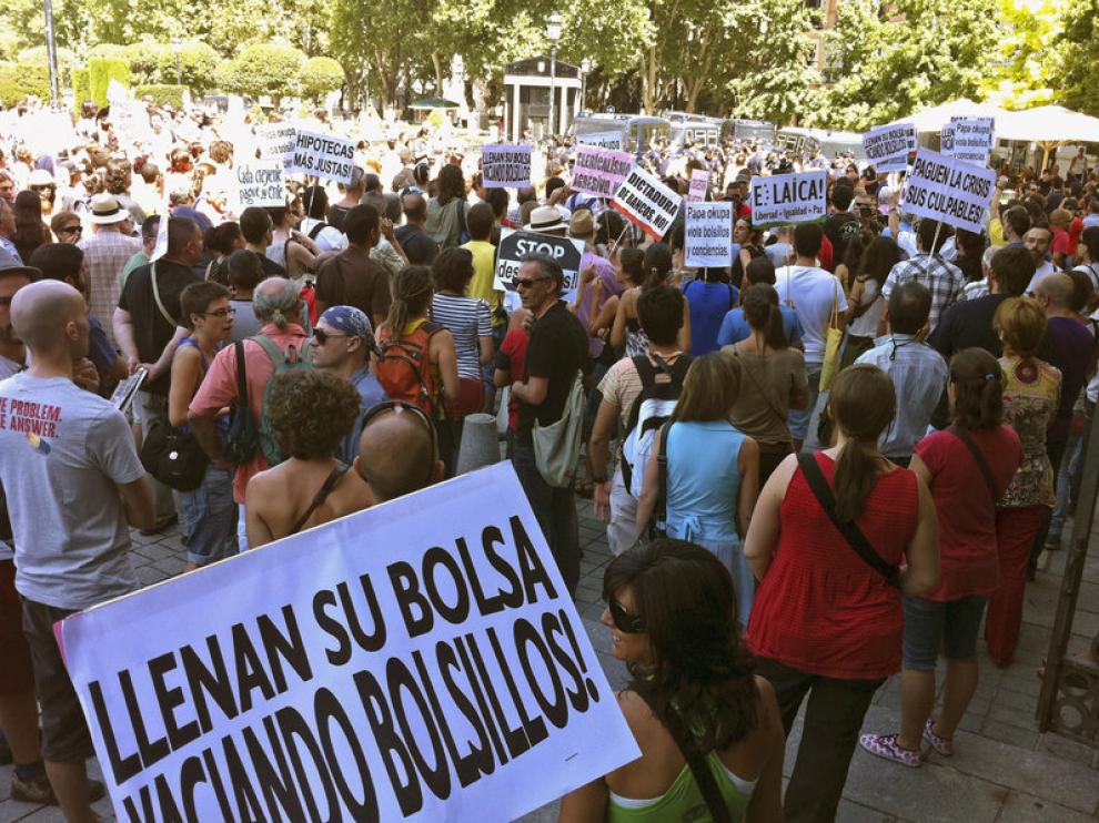 Un grupo de 'indignados' se concentra en las inmediaciones de Sol
