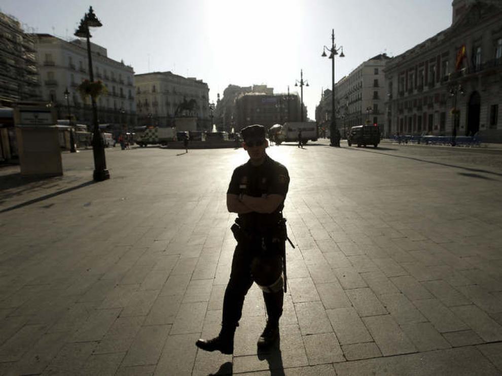 Varios agentes vigilan las calles que confluyen en la Puerta del Sol