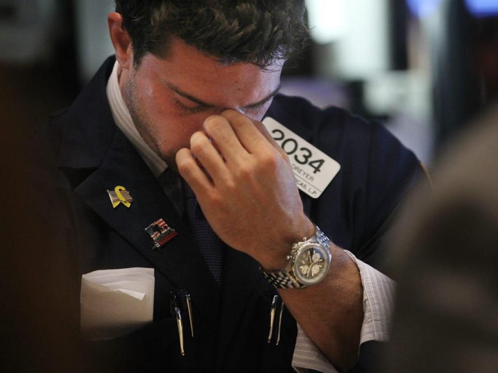Un corredor de bolsa nte la caída de Wall Street