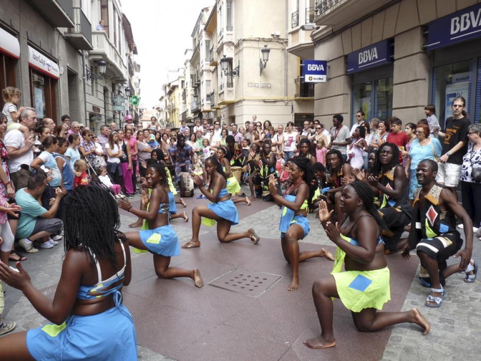 Numeroso público en un pasacalles del grupo de Zimbabwe.