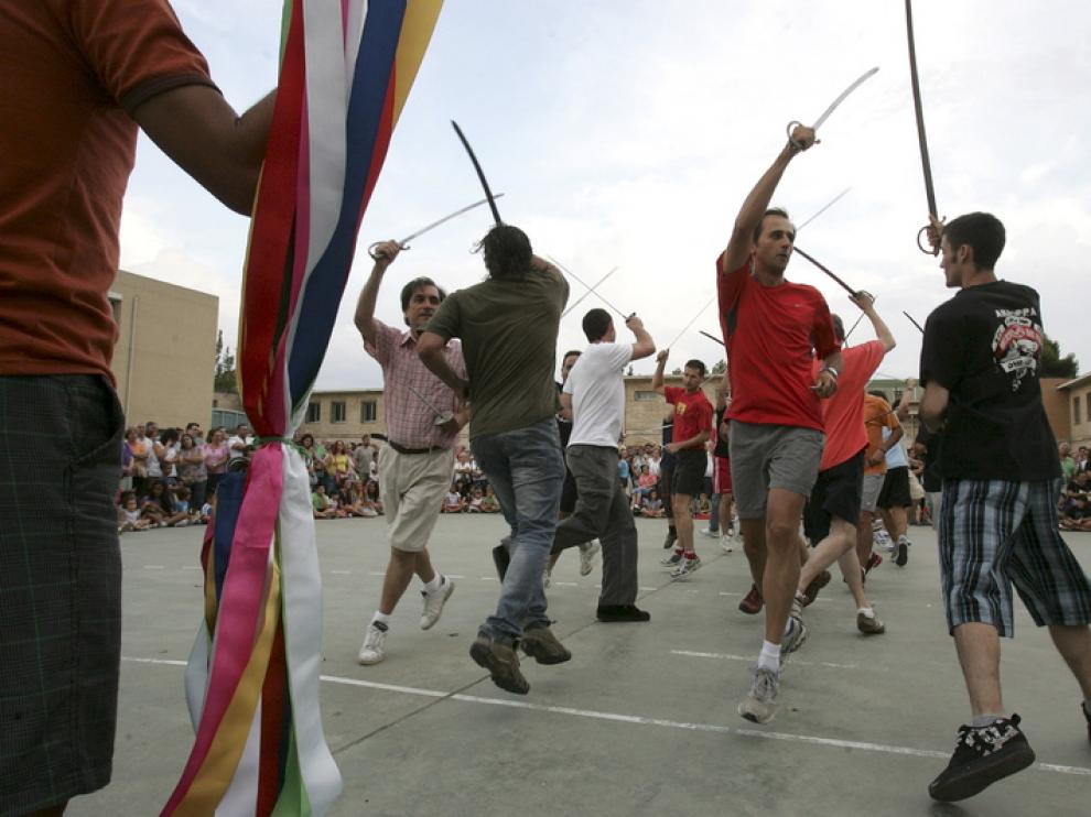 Los danzantes de Huesca bailan el dance de las espadas ante la atenta mirada del numeroso público que se congregó en el Pío XII.