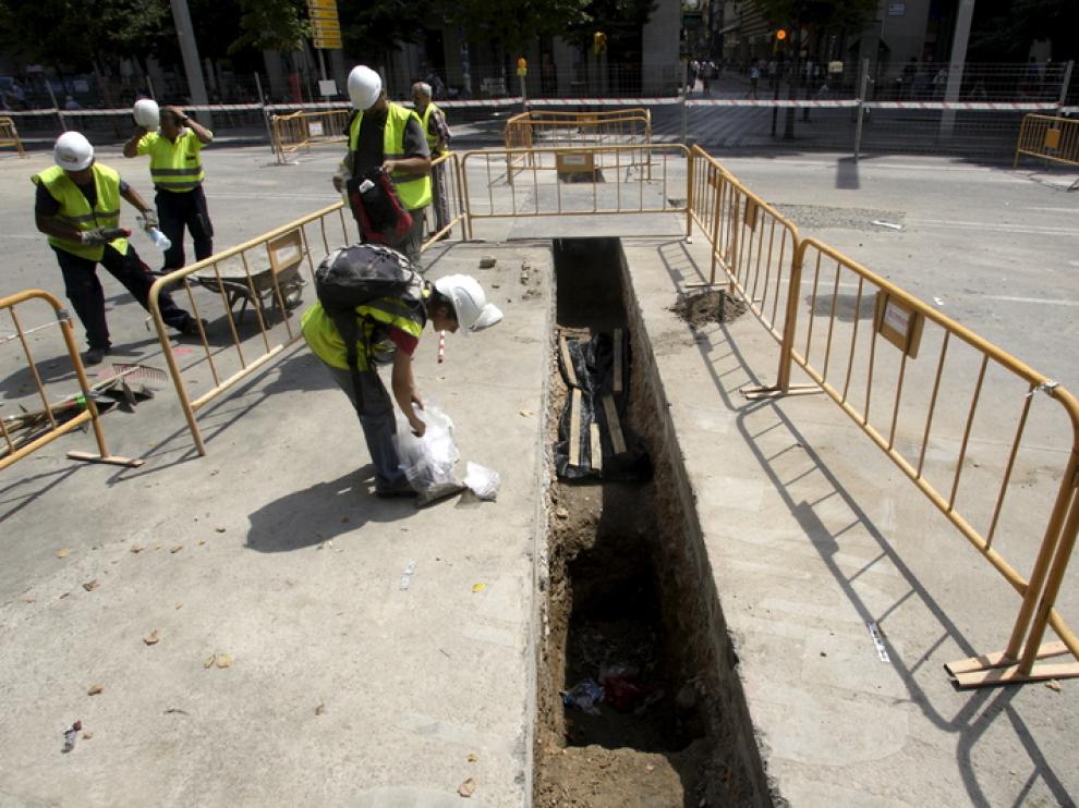 Arqueólogos en la zanja donde aparecieron restos óseos.