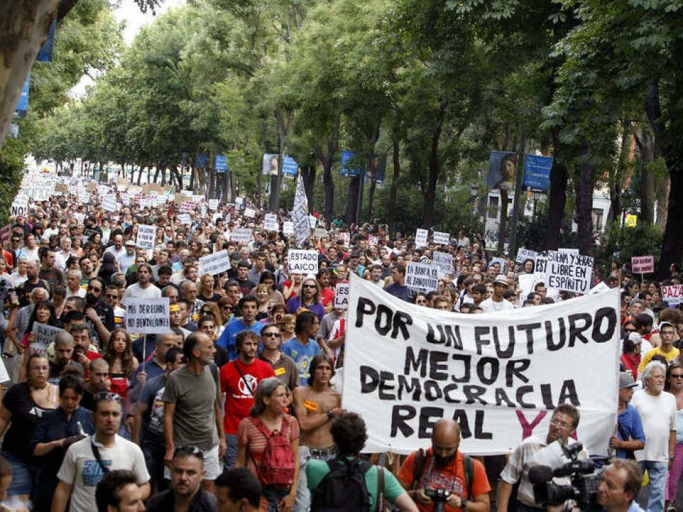 Participantes en el movimiento de indignados recorren el Paseo del Prado
