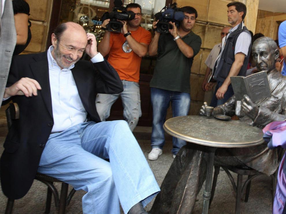 Rubalcaba ha posado junto a la estatua del poeta Gerardo Diego en Soria
