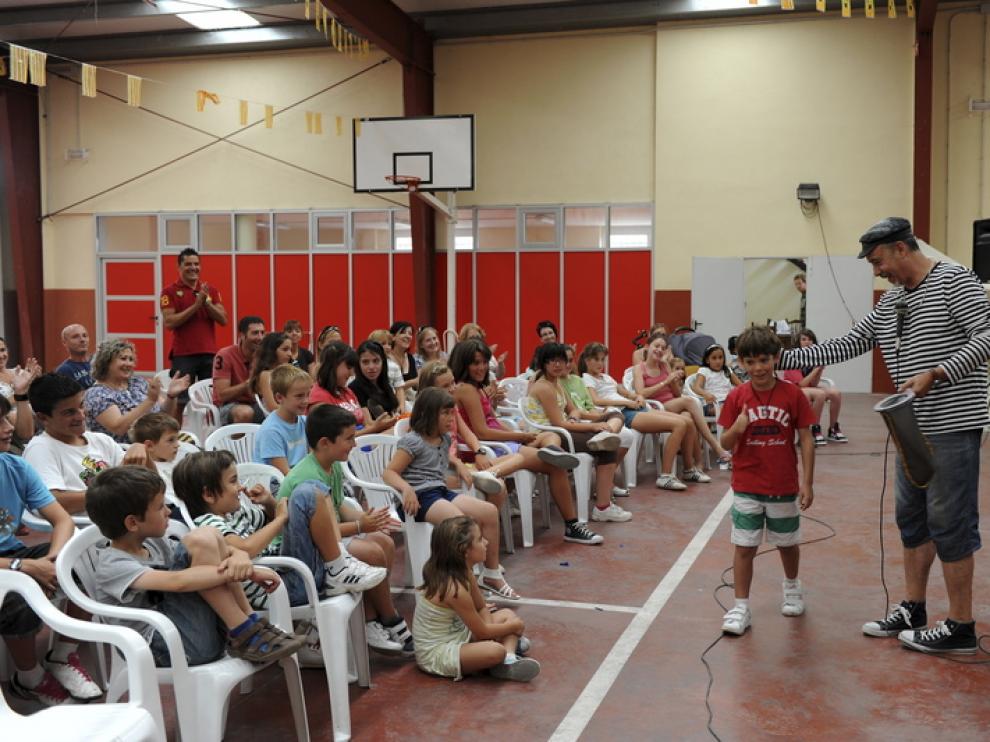 Los más pequeños disfrutaron con personajes de circo.