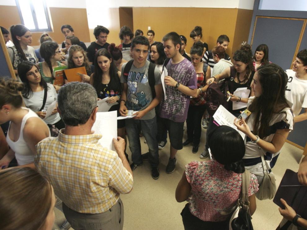 Un grupo de preuniversitarios, antes de entrar a las pruebas de selectividad el pasado junio en Huesca.