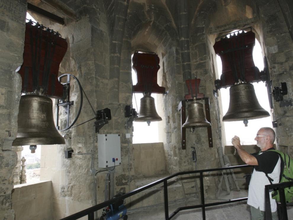 Un turista fotografiaba ayer las campanas recién restauradas en al torre de la catedral.