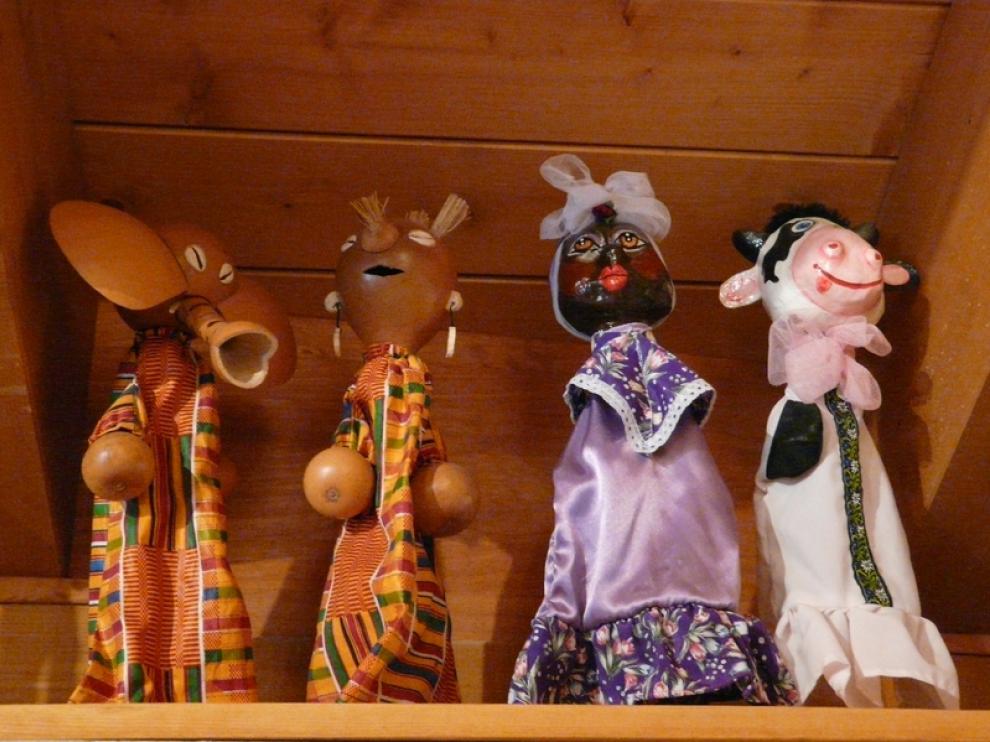 Títeres africanos hechos con tela, calabazas y caracoles.