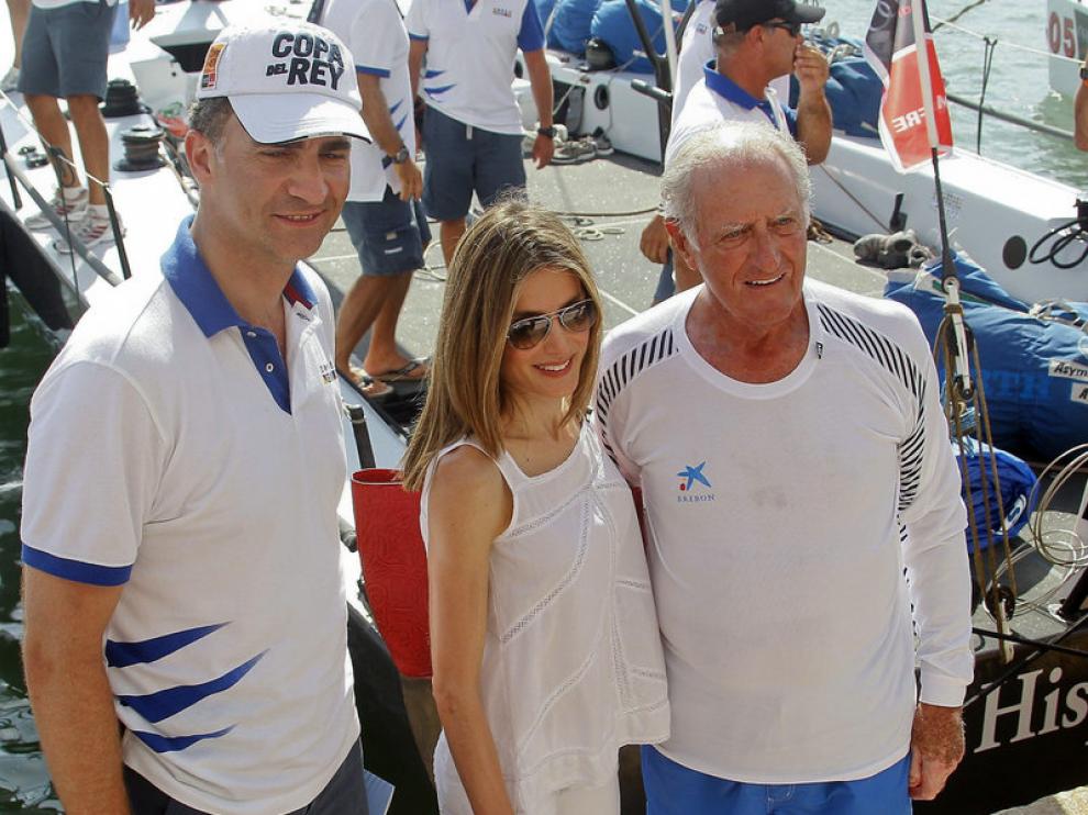 Los Príncipes junto a José Cusi, armador del 'Bribón'