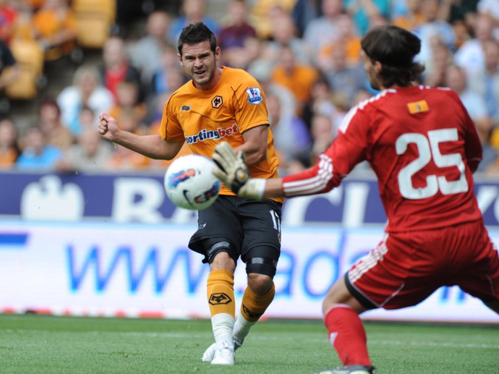 El jugador del Wolverhampton Jarvis dispara a la portería defendida por Leo Franco