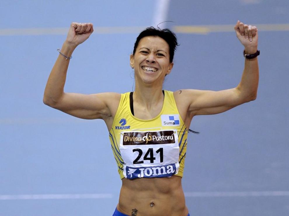 La atleta zaragozana Isabel Macías celebra su victoria en la prueba de 1.500 femeninos de los Campeonatos de España de Pista Cubierta
