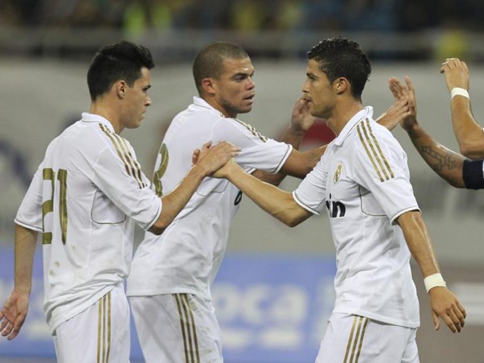 Los jugadores del Madrid celebran uno de los seis goles del partido