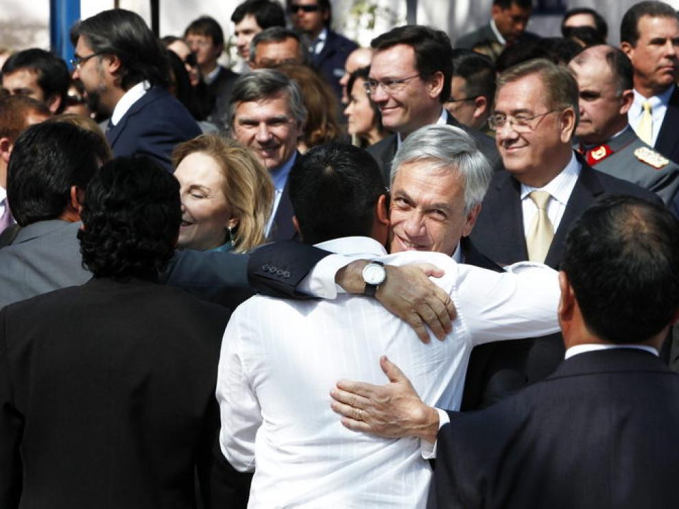 Piñera saluda a uno de los mineros rescatados el año pasado