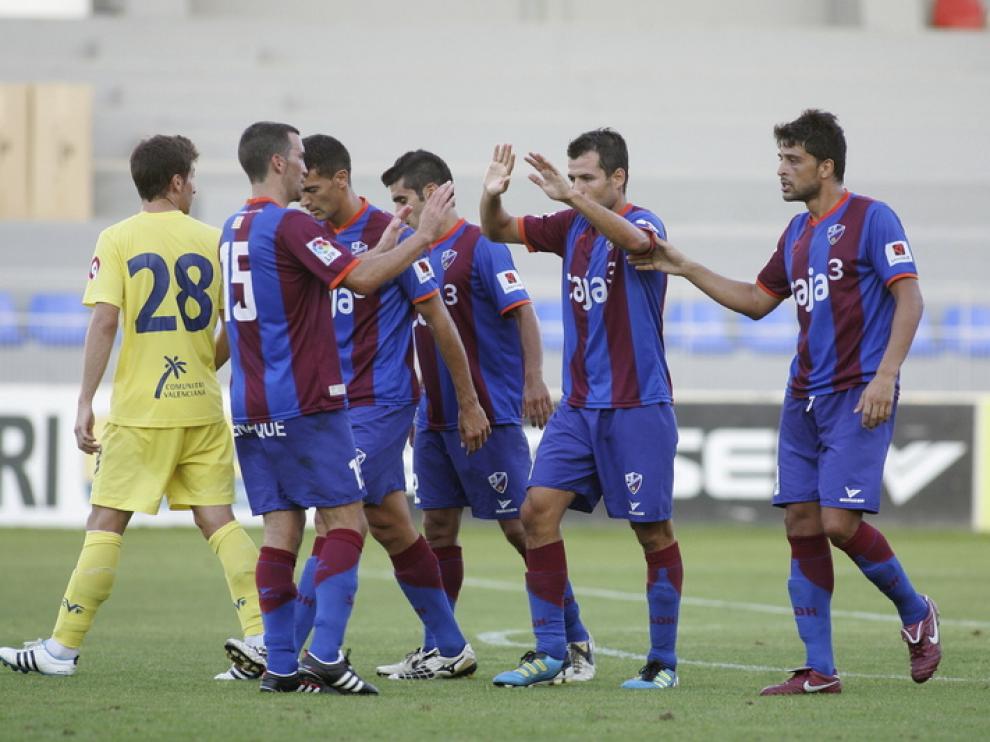 Los jugadores del Huesca celebran un gol