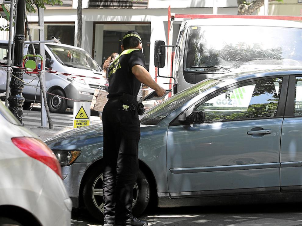 Un agente de la Policía Local, denunciando.