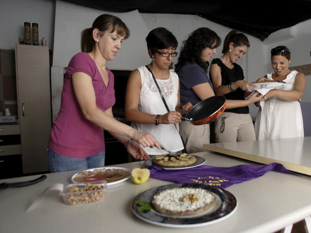 La peña El Akelarre preparaba ayer sus tortillas para el concurso.