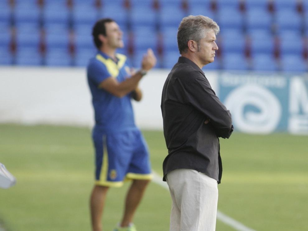 Ángel Royo, pensativo durante el partido del sábado ante el Villarreal B.