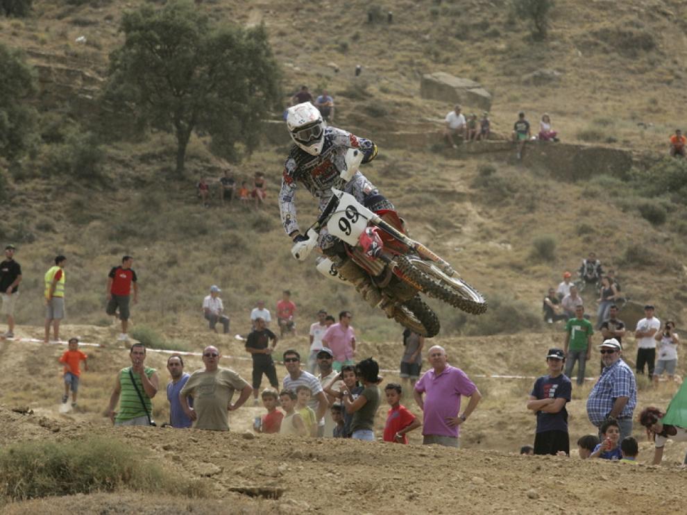 Espectacular vuelo y dominio absoluto de la moto por parte de un piloto, ayer, en el circuito permanente de Tierz.