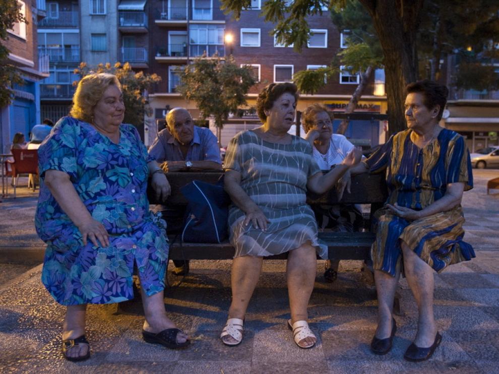 El grupo de vecinas de las Fuentes, en su banco favorito de la plaza de Nuestra Señora del Portal.