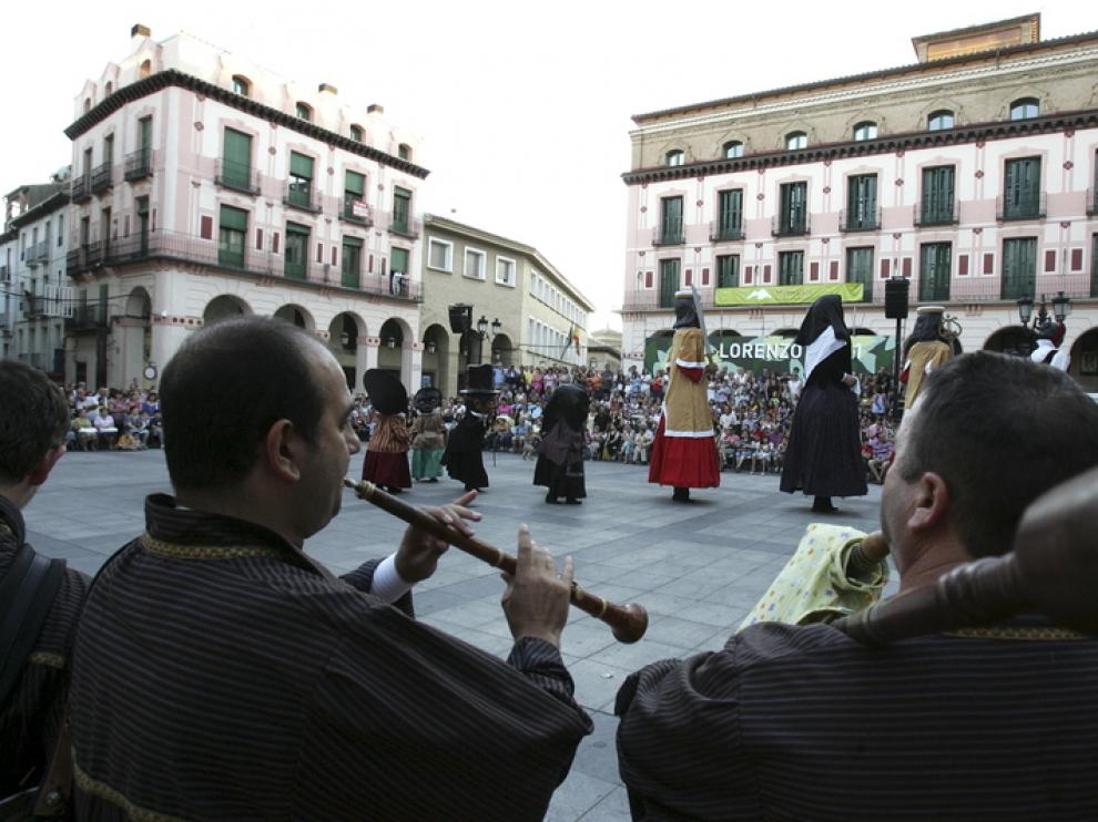 Las figuras danzan el baile de 'San Vicente' al son de las gaitas.