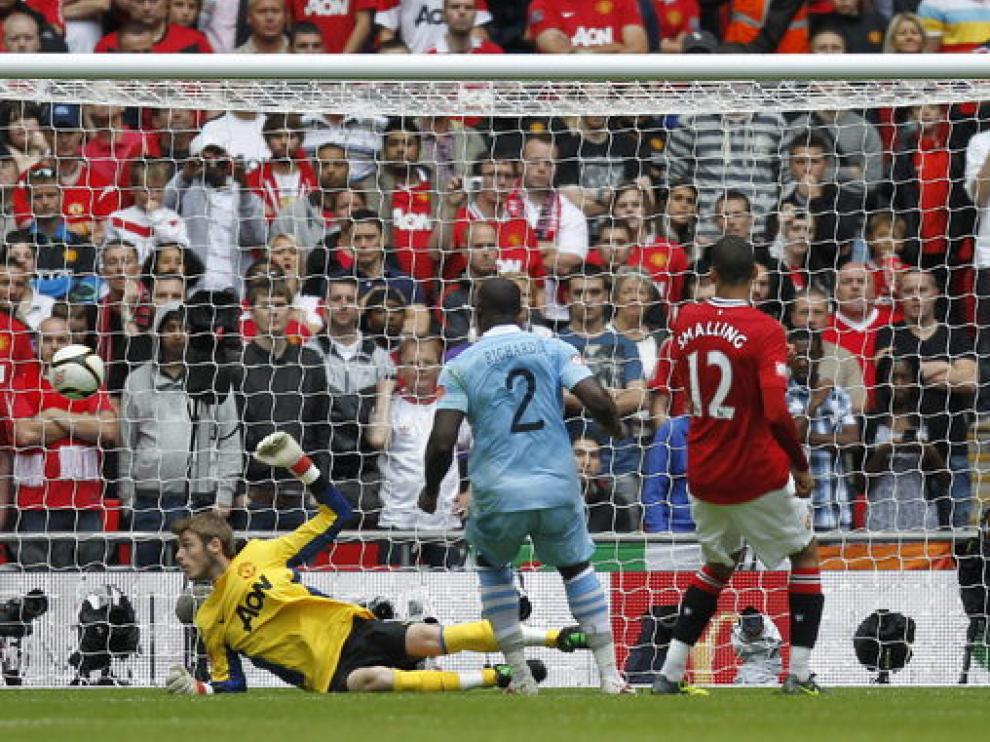 De Gea observa como se le cuela uno de los goles del City